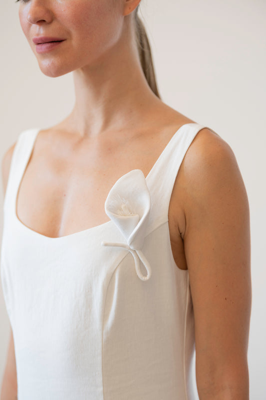 Robe Camille avec une broche Lys