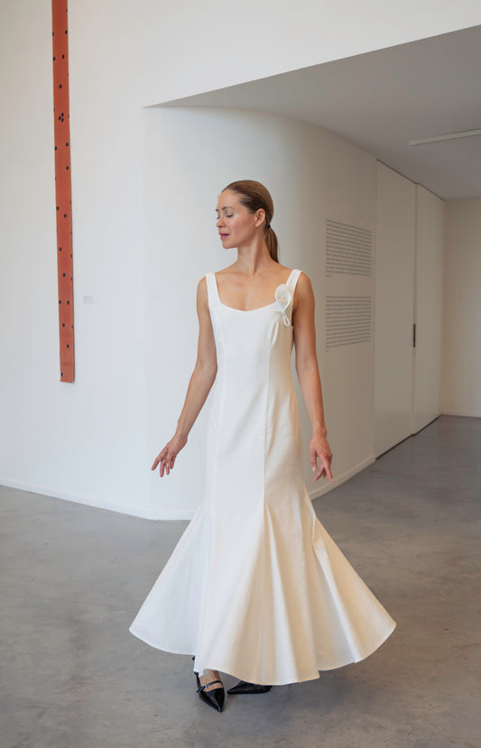 Robe Camille avec une broche Lys