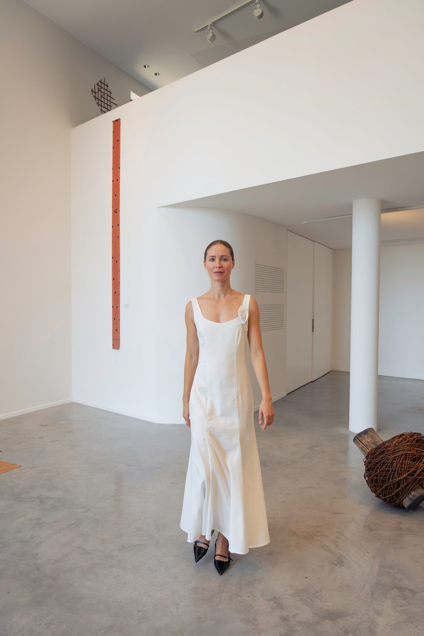 Robe Camille avec une broche Lys